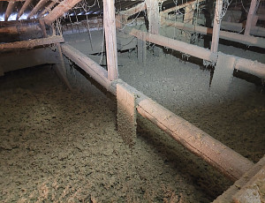 Zateplení stropu rodinného domu pomocí foukané izolace